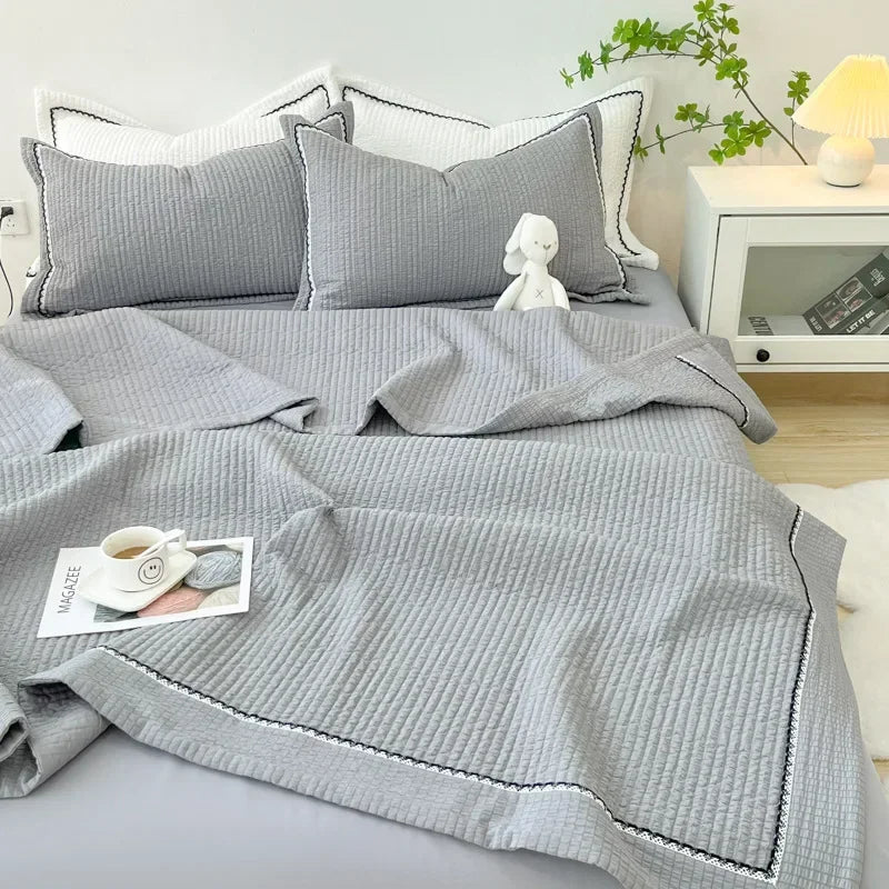 Striped Quilt Set – Soft, Minimal, Functional