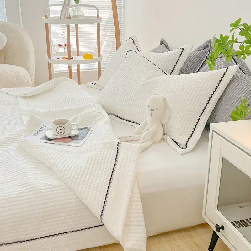 Striped Quilt Set – Soft, Minimal, Functional