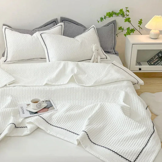 Striped Quilt Set – Soft, Minimal, Functional