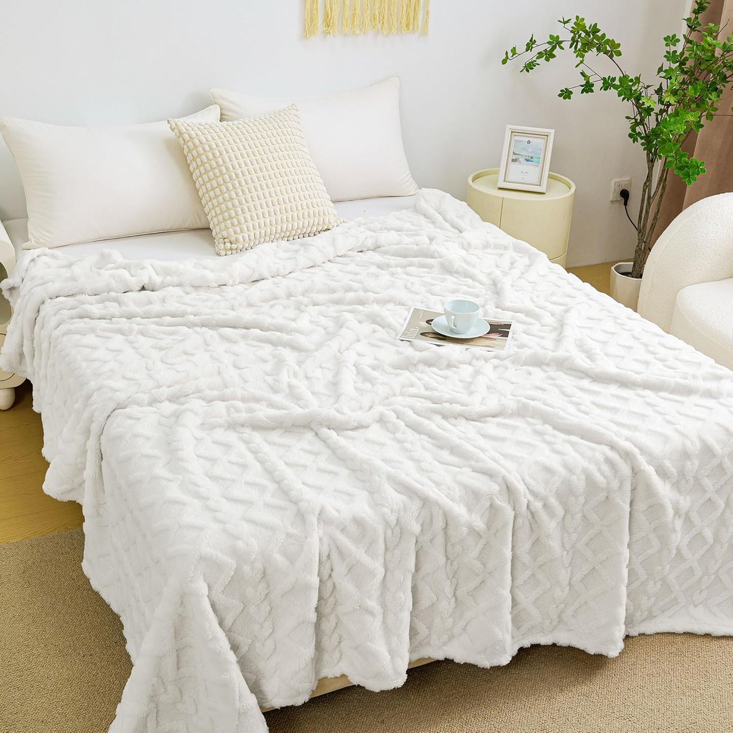 Fleece Throw Blanket - Cozy Soft Lightweight Fuzzy Throw Blanket for Women Portable Throw Blankets for Couch, Warm Present for Birthday, Christmas, Halloween, Housewarming(50"X60", Khaki)